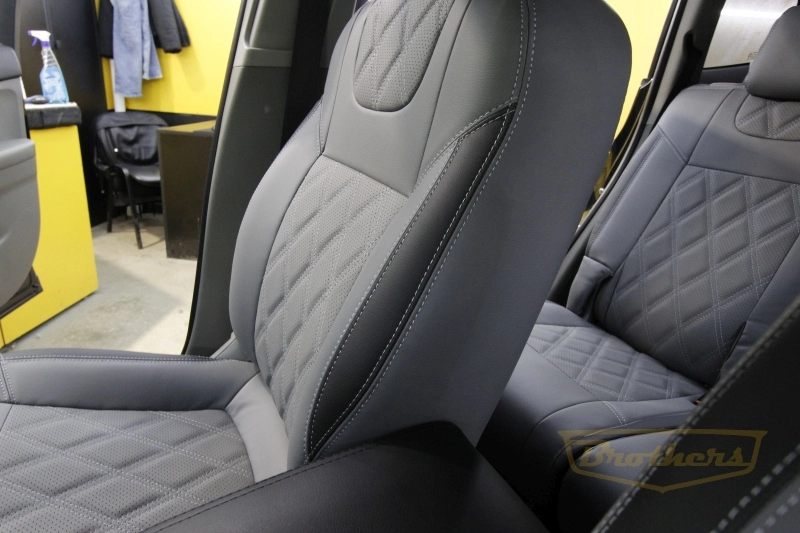 Чехлы на Chevrolet Orlando, серии "Premium" (серые) - серая строчка, ромбы, черные лепестки