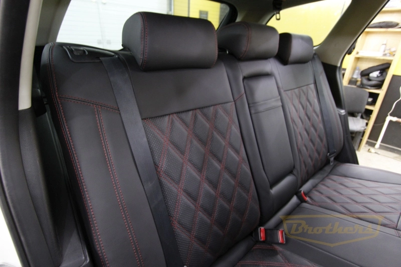 Чехлы на Mazda CX-7, серии "Premium" - красная строчка, ромбы