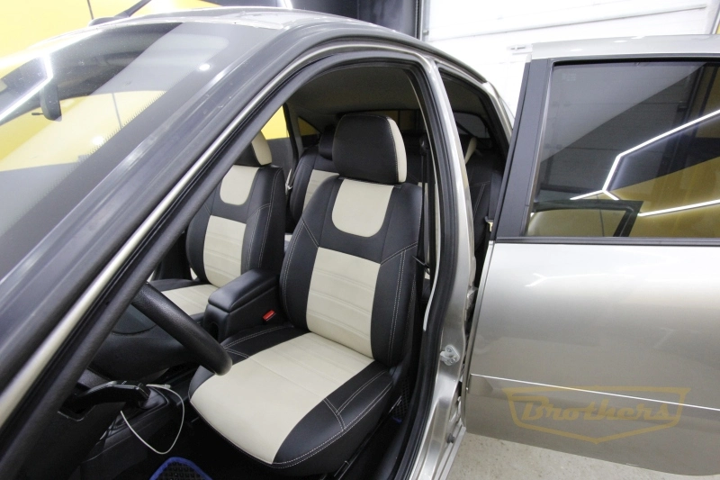 Чехлы на Lada Granta 1 рестайлинг лифтбек (2018 - н.в.) серии "Premium" - бежевая строчка