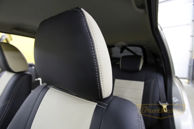 Чехлы на Lada Granta 1 рестайлинг лифтбек (2018 - н.в.) серии "Premium" - бежевая строчка