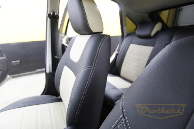 Чехлы на Lada Granta 1 рестайлинг лифтбек (2018 - н.в.) серии "Premium" - бежевая строчка