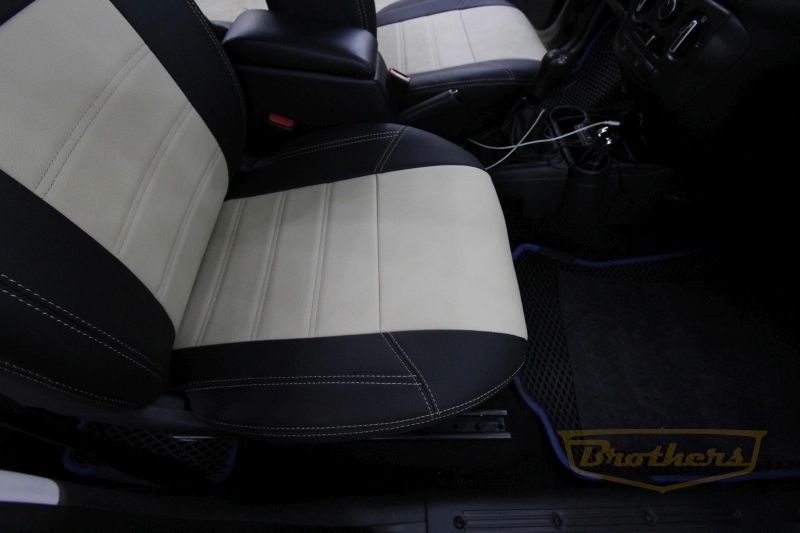 Чехлы на Lada Granta 1 рестайлинг лифтбек (2018 - н.в.) серии "Premium" - бежевая строчка