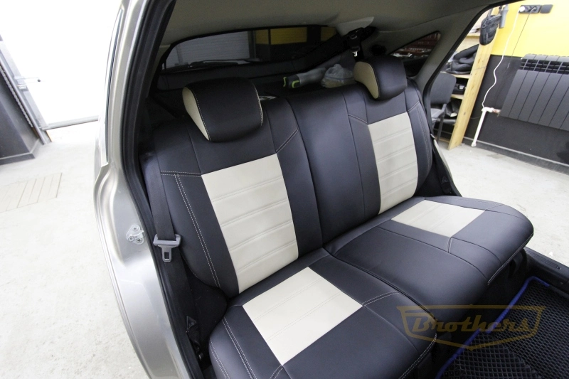 Чехлы на Lada Granta 1 рестайлинг лифтбек (2018 - н.в.) серии "Premium" - бежевая строчка