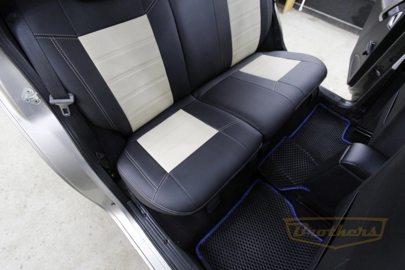 Чехлы на Lada Granta 1 рестайлинг лифтбек (2018 - н.в.) серии "Premium" - бежевая строчка