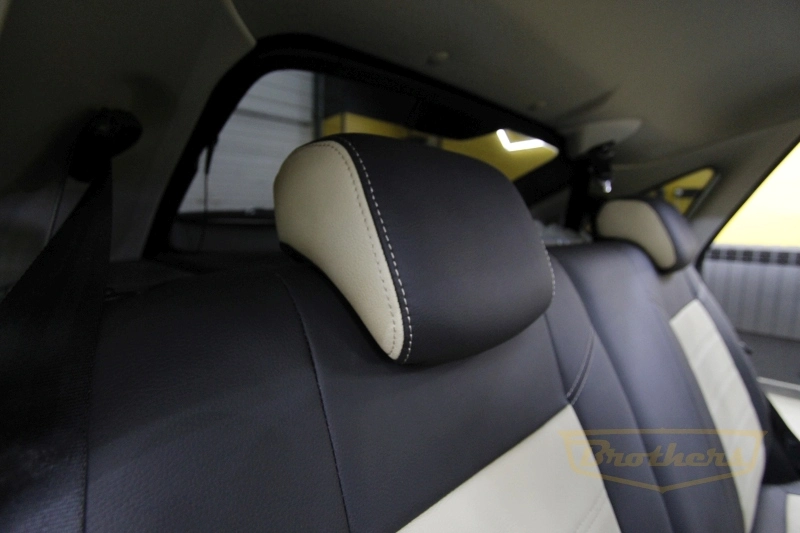 Чехлы на Lada Granta 1 рестайлинг лифтбек (2018 - н.в.) серии "Premium" - бежевая строчка