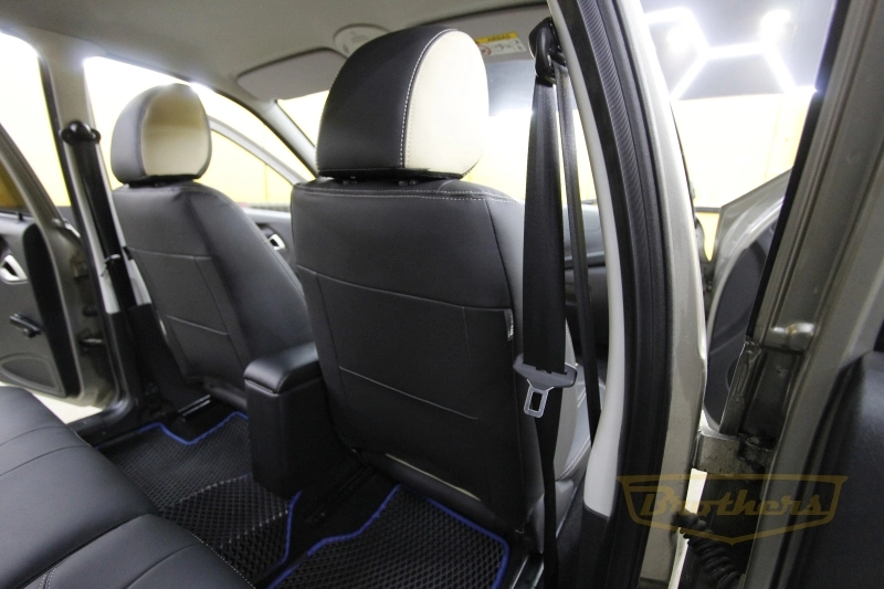 Чехлы на Lada Granta 1 рестайлинг лифтбек (2018 - н.в.) серии "Premium" - бежевая строчка