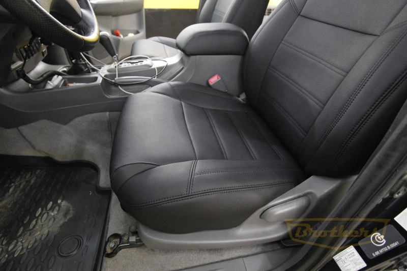 Чехлы на Toyota Hilux VII рестайлинг, 2011 - 2015 серии "Aurora" - черная строчка, гладкий центр