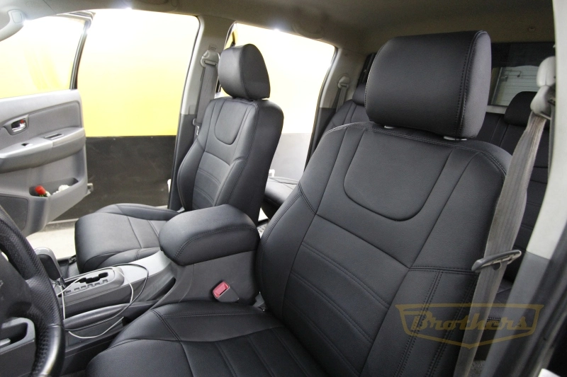 Чехлы на Toyota Hilux VII рестайлинг, 2011 - 2015 серии "Aurora" - черная строчка, гладкий центр