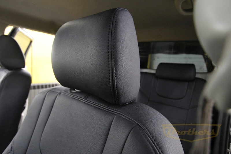 Чехлы на Toyota Hilux VII рестайлинг, 2011 - 2015 серии "Aurora" - черная строчка, гладкий центр