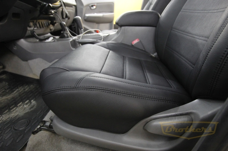 Чехлы на Toyota Hilux VII рестайлинг, 2011 - 2015 серии "Aurora" - черная строчка, гладкий центр