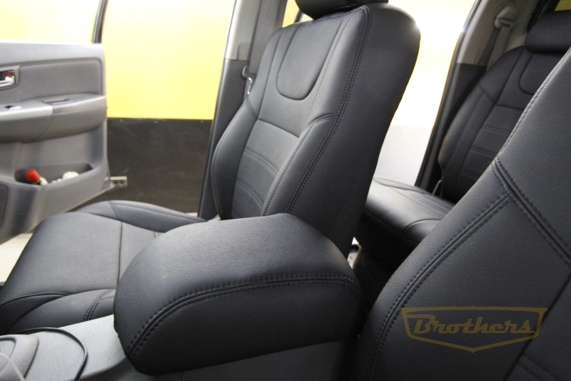 Чехлы на Toyota Hilux VII рестайлинг, 2011 - 2015 серии "Aurora" - черная строчка, гладкий центр