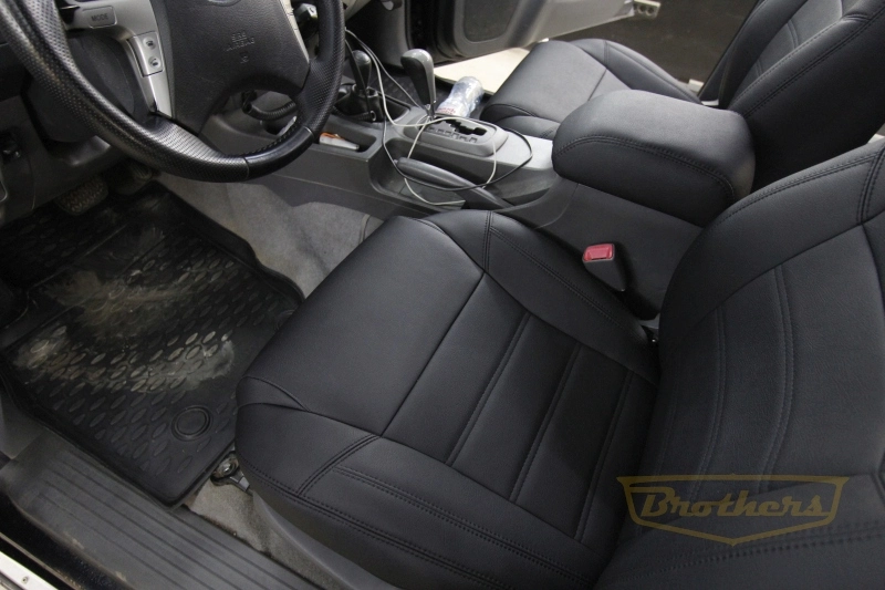 Чехлы на Toyota Hilux VII рестайлинг, 2011 - 2015 серии "Aurora" - черная строчка, гладкий центр