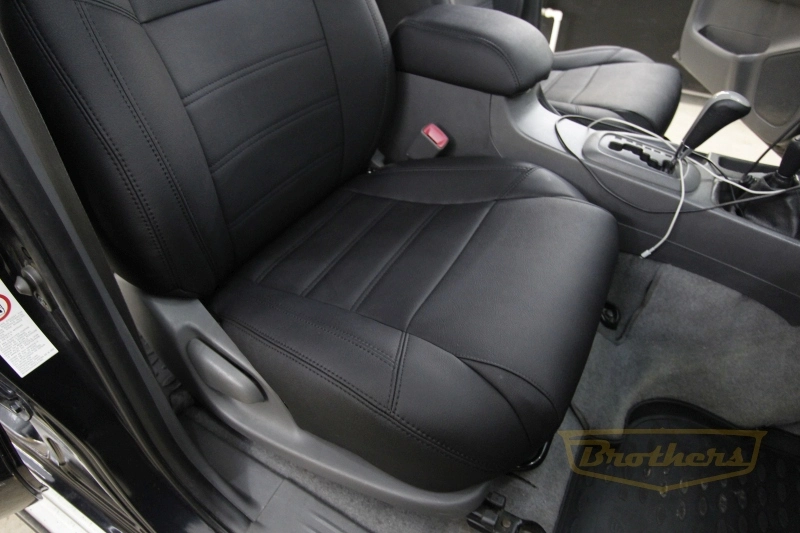 Чехлы на Toyota Hilux VII рестайлинг, 2011 - 2015 серии "Aurora" - черная строчка, гладкий центр