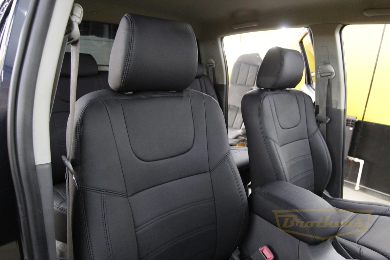 Чехлы на Toyota Hilux VII рестайлинг, 2011 - 2015 серии "Aurora" - черная строчка, гладкий центр