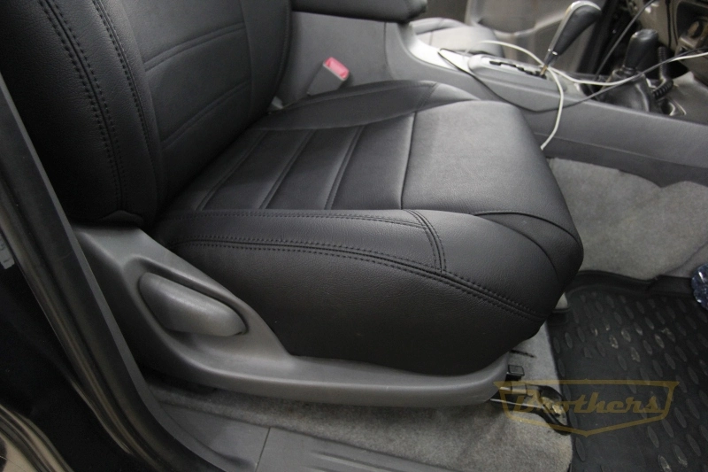 Чехлы на Toyota Hilux VII рестайлинг, 2011 - 2015 серии "Aurora" - черная строчка, гладкий центр