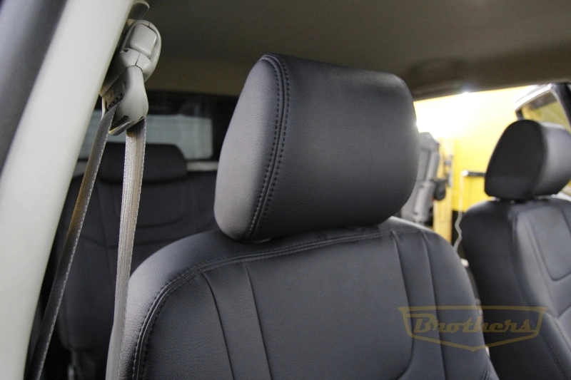 Чехлы на Toyota Hilux VII рестайлинг, 2011 - 2015 серии "Aurora" - черная строчка, гладкий центр