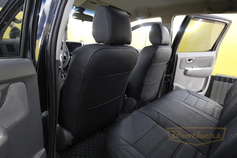 Чехлы на Toyota Hilux VII рестайлинг, 2011 - 2015 серии "Aurora" - черная строчка, гладкий центр