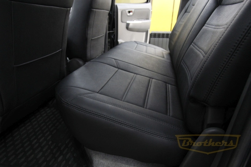 Чехлы на Toyota Hilux VII рестайлинг, 2011 - 2015 серии "Aurora" - черная строчка, гладкий центр