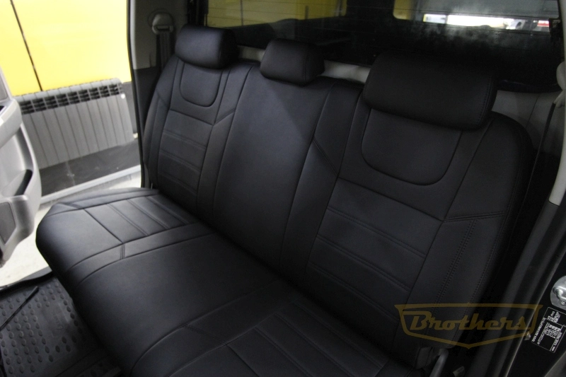 Чехлы на Toyota Hilux VII рестайлинг, 2011 - 2015 серии "Aurora" - черная строчка, гладкий центр