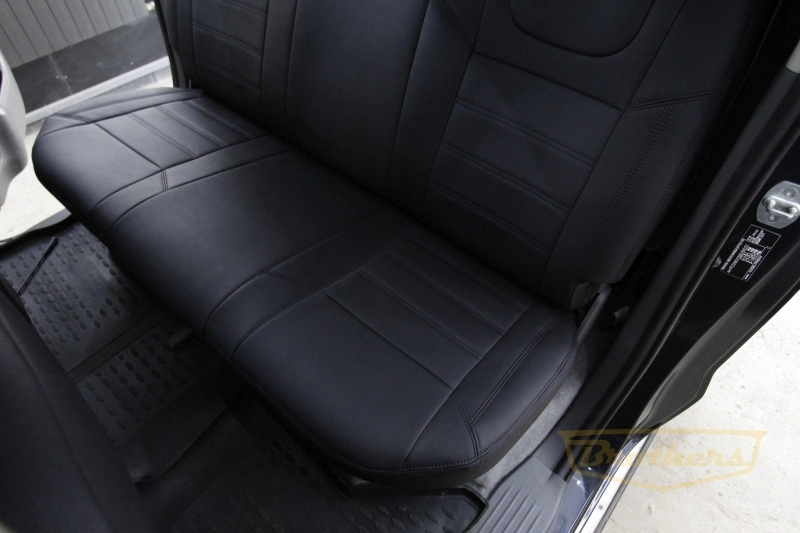 Чехлы на Toyota Hilux VII рестайлинг, 2011 - 2015 серии "Aurora" - черная строчка, гладкий центр