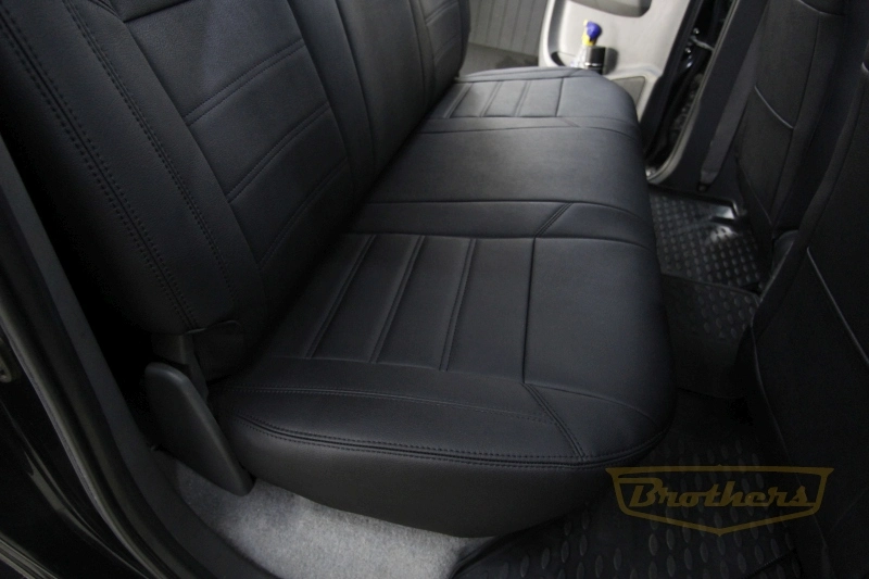 Чехлы на Toyota Hilux VII рестайлинг, 2011 - 2015 серии "Aurora" - черная строчка, гладкий центр