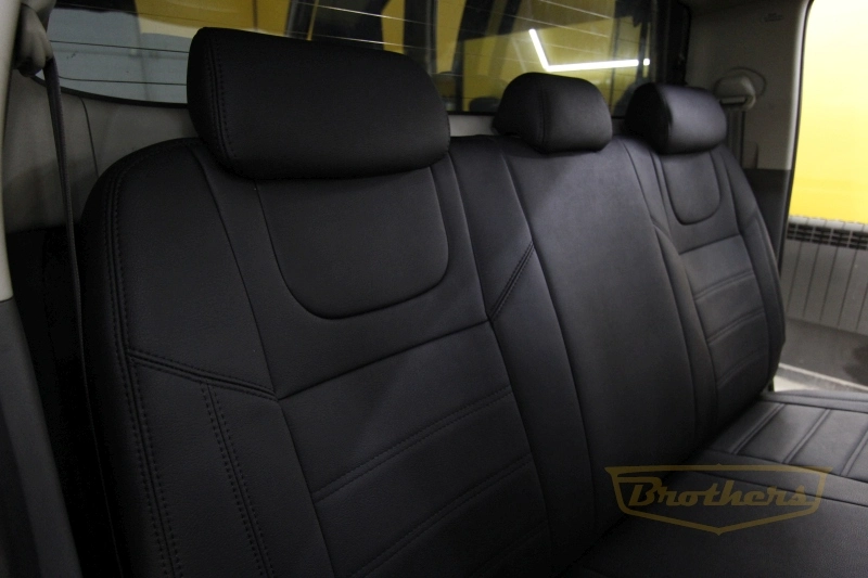 Чехлы на Toyota Hilux VII рестайлинг, 2011 - 2015 серии "Aurora" - черная строчка, гладкий центр