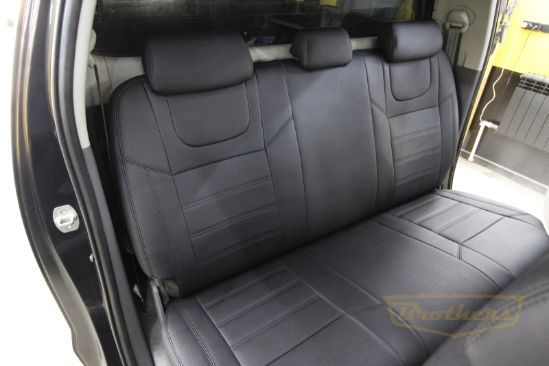 Чехлы на Toyota Hilux VII рестайлинг, 2011 - 2015 серии "Aurora" - черная строчка, гладкий центр