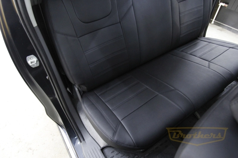 Чехлы на Toyota Hilux VII рестайлинг, 2011 - 2015 серии "Aurora" - черная строчка, гладкий центр