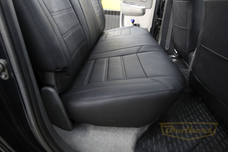 Чехлы на Toyota Hilux VII рестайлинг, 2011 - 2015 серии "Aurora" - черная строчка, гладкий центр