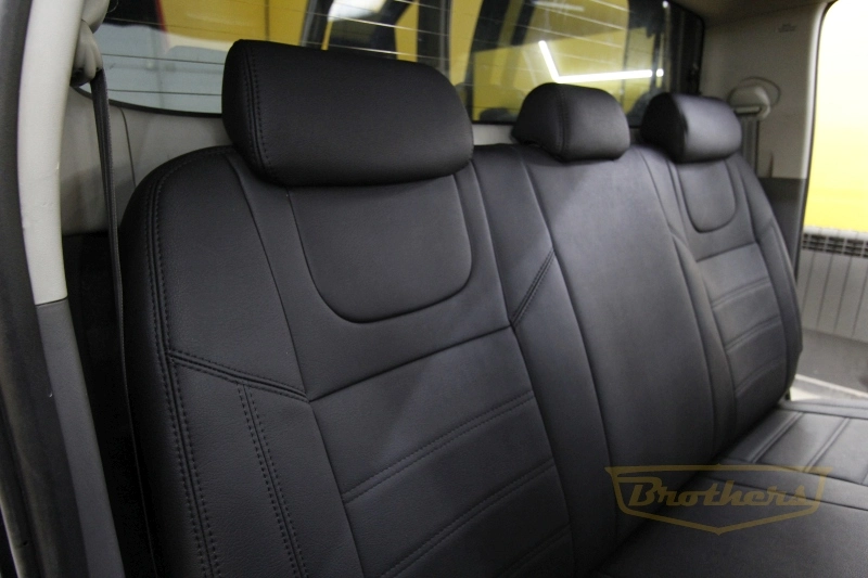 Чехлы на Toyota Hilux VII рестайлинг, 2011 - 2015 серии "Aurora" - черная строчка, гладкий центр