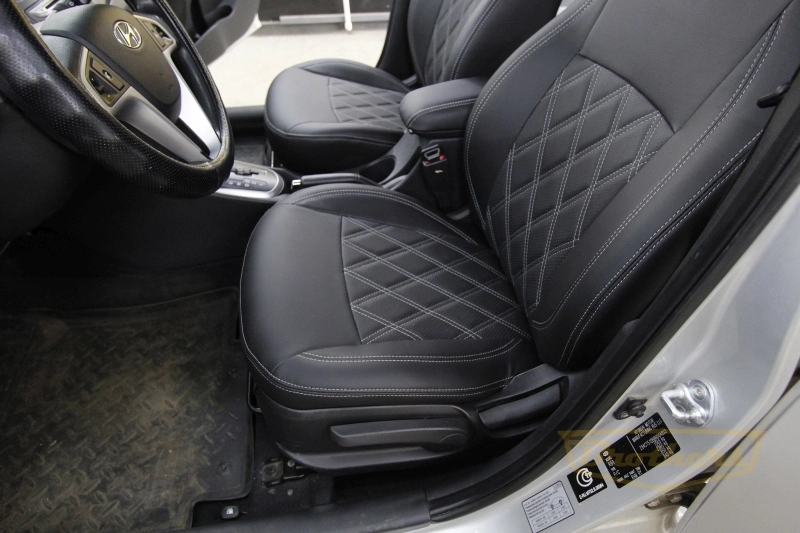 Чехлы на Hyundai Solaris (хэтчбек), серии "Premium" - серая строчка, ромбы