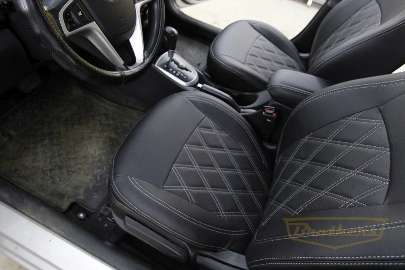 Чехлы на Hyundai Solaris (хэтчбек), серии "Premium" - серая строчка, ромбы