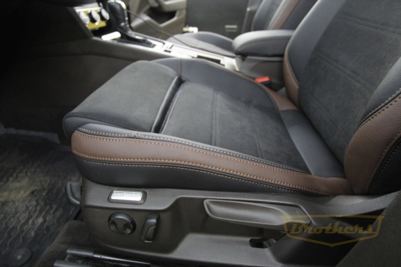 Чехлы для Volkswagen Passat B8 (Comfort Line) серии "Aurora" - коричневая строчка, алькантара с продлением переднего ряда, коричневые вставки