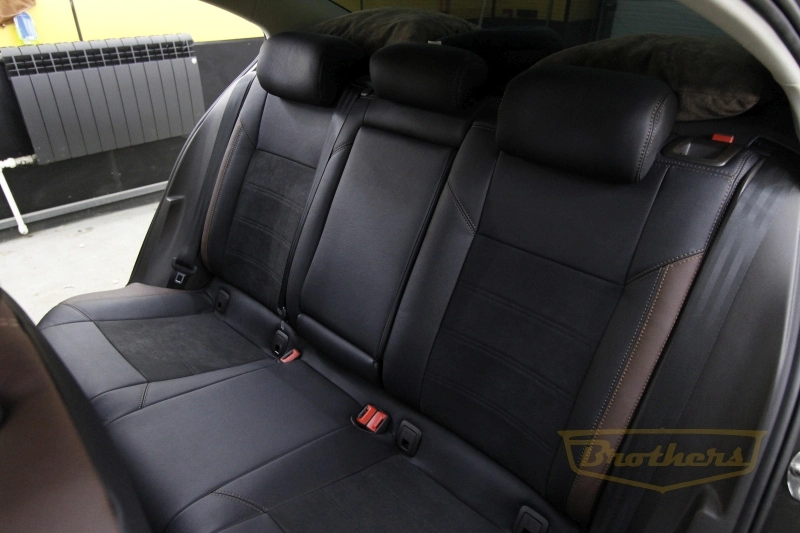 Чехлы для Volkswagen Passat B8 (Comfort Line) серии "Aurora" - коричневая строчка, алькантара с продлением переднего ряда, коричневые вставки