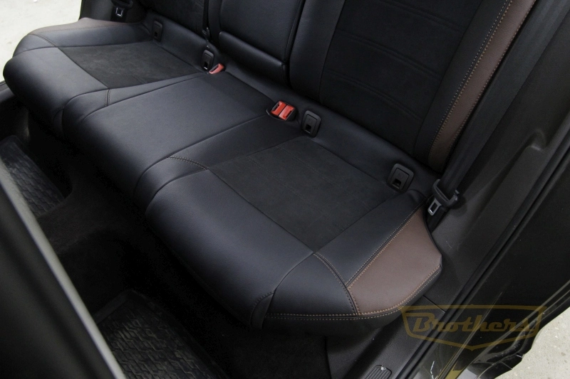 Чехлы для Volkswagen Passat B8 (Comfort Line) серии "Aurora" - коричневая строчка, алькантара с продлением переднего ряда, коричневые вставки