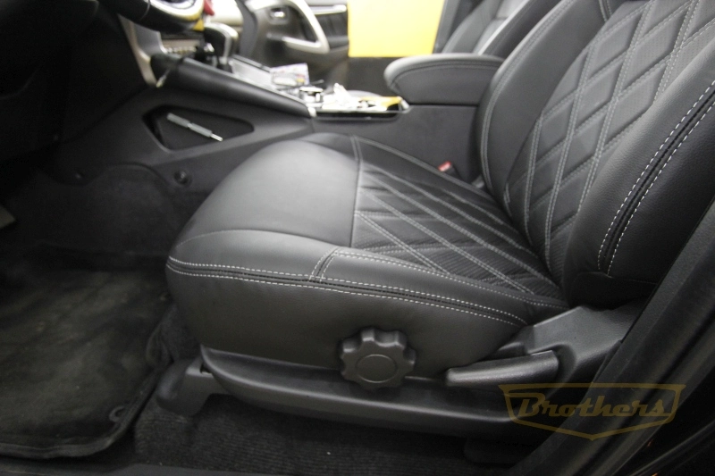 Чехлы на Mitsubishi Pajero Sport 3, серии "Premium" - серая строчка, ромбы, логотипы