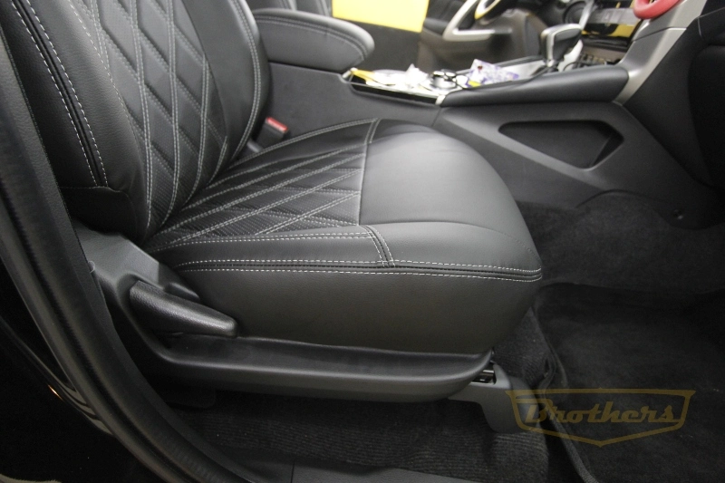 Чехлы на Mitsubishi Pajero Sport 3, серии "Premium" - серая строчка, ромбы, логотипы