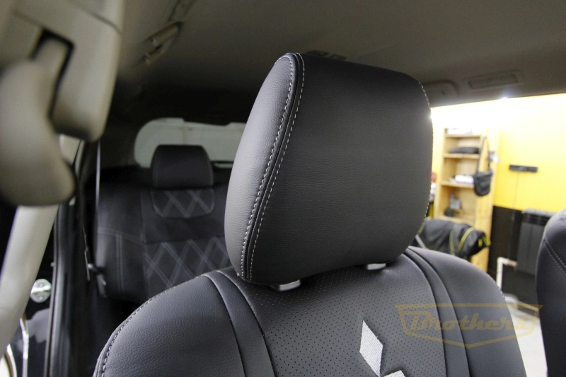 Чехлы на Mitsubishi Pajero Sport 3, серии "Premium" - серая строчка, ромбы, логотипы