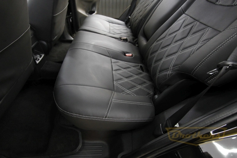 Чехлы на Mitsubishi Pajero Sport 3, серии "Premium" - серая строчка, ромбы, логотипы