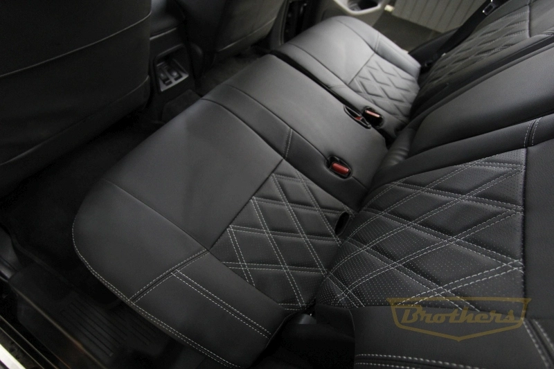 Чехлы на Mitsubishi Pajero Sport 3, серии "Premium" - серая строчка, ромбы, логотипы