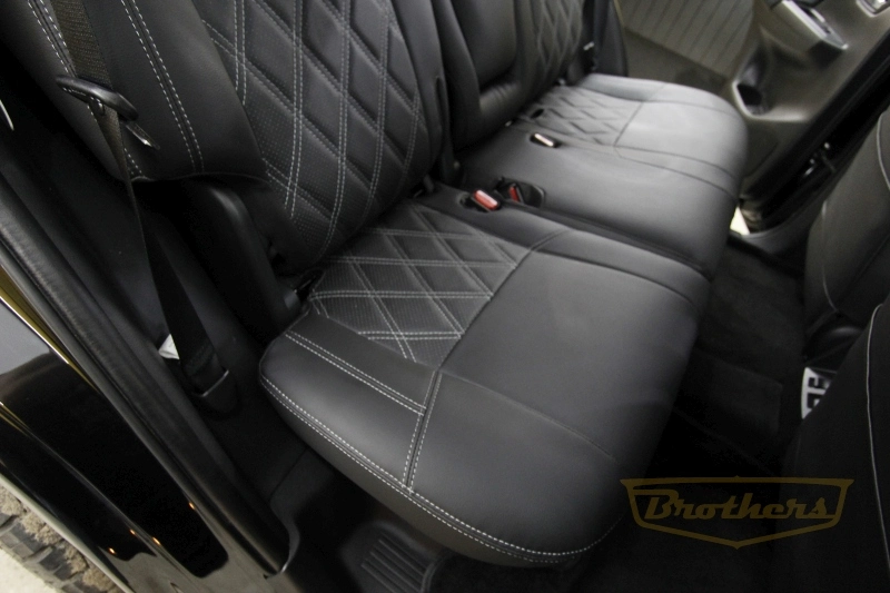 Чехлы на Mitsubishi Pajero Sport 3, серии "Premium" - серая строчка, ромбы, логотипы