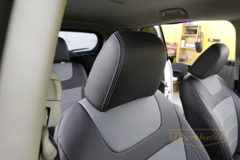 Чехлы на Mazda 5 (6 мест), серии "Premium" - серая строчка, вставка серого цвета