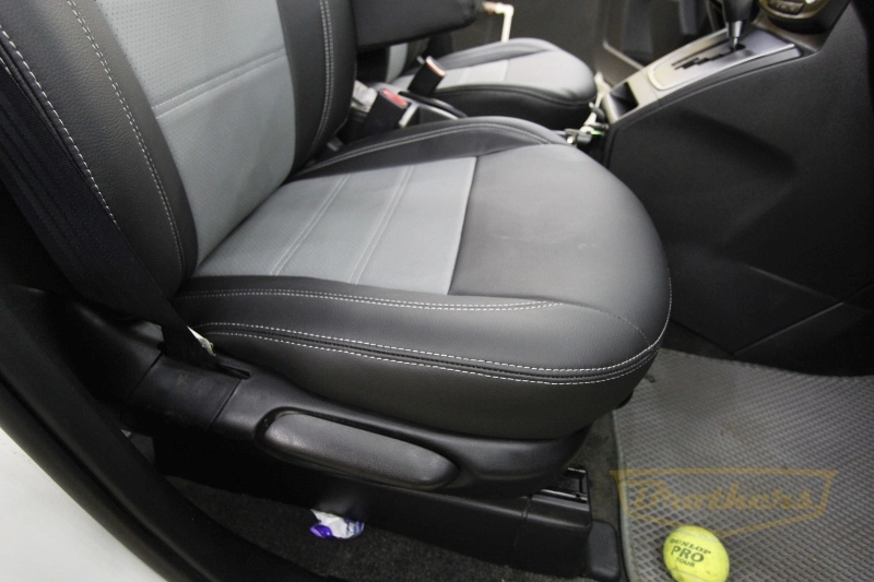 Чехлы на Mazda 5 (6 мест), серии "Premium" - серая строчка, вставка серого цвета