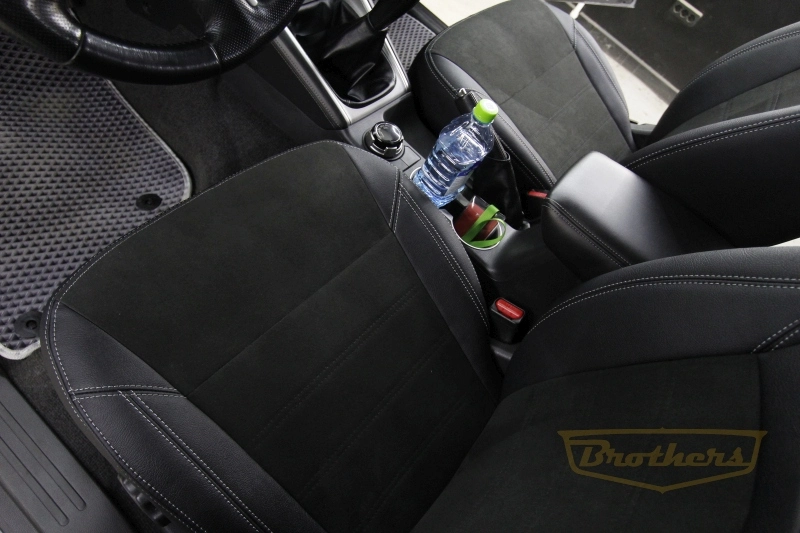 Авточехлы для Mitsubishi L200 V, рестайлинг серии "Aurora" - серая строчка, продление переднего ряда алькантарой