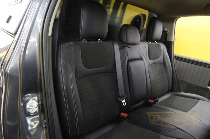 Авточехлы для Mitsubishi L200 V, рестайлинг серии "Aurora" - серая строчка, продление переднего ряда алькантарой