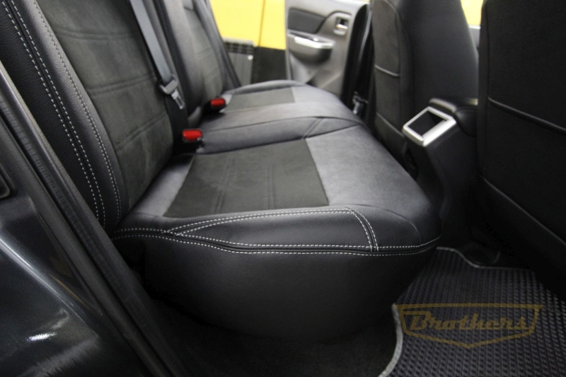 Авточехлы для Mitsubishi L200 V, рестайлинг серии "Aurora" - серая строчка, продление переднего ряда алькантарой