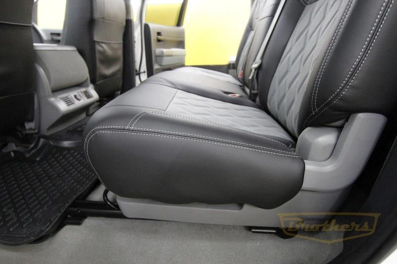 Чехлы для сидений Toytota Tundra 2 (Texas Edition) серии "Premium" - серая строчка, ромбы, серый центр