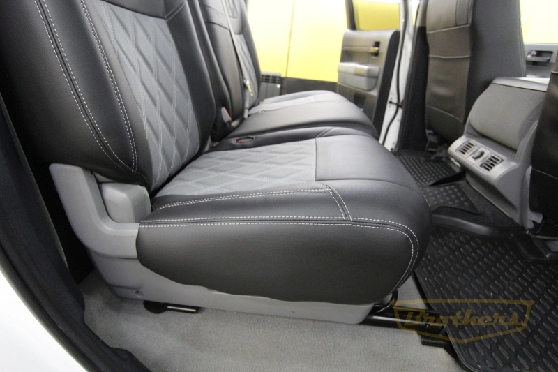 Чехлы для сидений Toytota Tundra 2 (Texas Edition) серии "Premium" - серая строчка, ромбы, серый центр