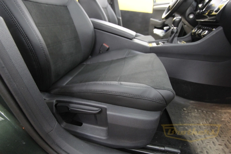 Чехлы на Skoda Superb 3 (Style), серии "Alcantara Full" - черная строчка Чехлы на Skoda Superb 3 (Style), серии "Alcantara Full" - черная строчка