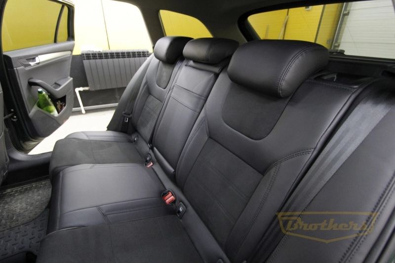 Чехлы на Skoda Superb 3 (Style), серии "Alcantara Full" - черная строчка Чехлы на Skoda Superb 3 (Style), серии "Alcantara Full" - черная строчка